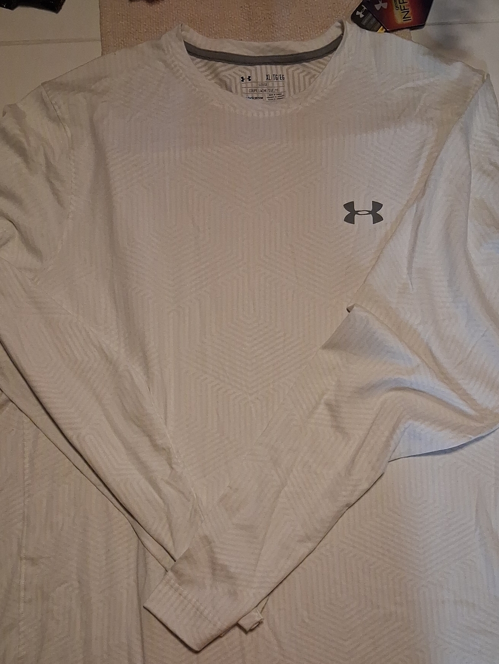 BNWT Under Armour Men’s White Long Sleeve Performance Top with Gray Logo XL
